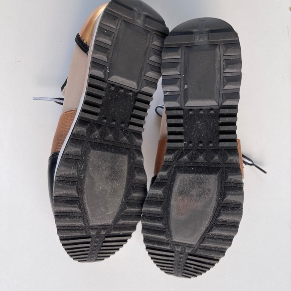 Sneaker - Picture 3 of 3